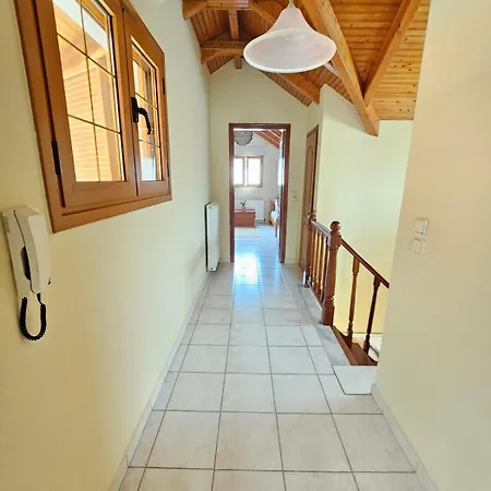 Cedar House A Greek Treasure بيت للعطل سامي