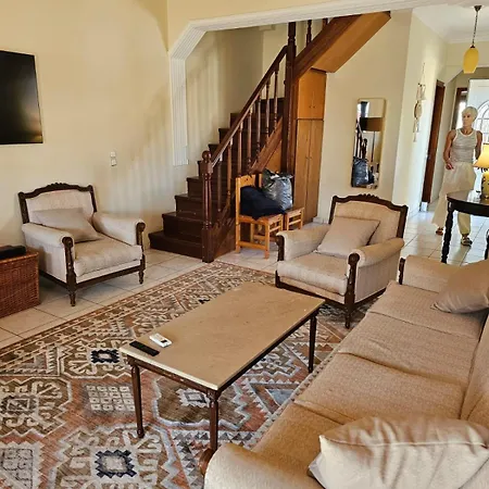 Cedar House A Greek Treasure بيت للعطل سامي